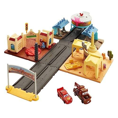 57% DESCUENTO Cars Disney Cars on the Road Radiador Springs Pista para coches de juguete basado en la serie, incluye 3 vehículos personaje, regalo +4 años (Mattel HGV68)