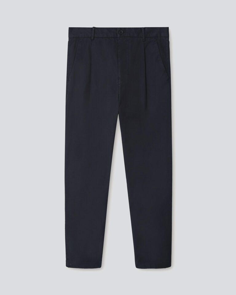 Chino de hombre relaxed con pinzas en azul marino · Adolfo Dominguez · El Corte Inglés