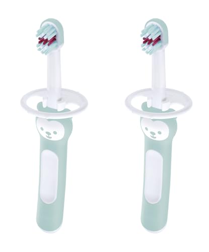 25% DESCUENTO MAM Set de Cepillo de Dientes para Bebé, Mango Compacto, Ergonómico y Antideslizante, para Primeros Dientes, con Protector de Seguridad, Cabezal muy Pequeño y Cerdas Extra Suaves, Azul, Pack 2