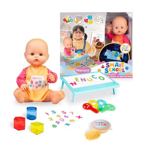 Nenuco Smart School, Muñeco Bebé de 35 cm y Cuerpo Duro con Babi de Colegio, Incluye Mesa de Luz Multicolor y Accesorios Translúcidos, Cole Sensorial para Jugar en Casa, +3 Años, Famosa (NFN97000)