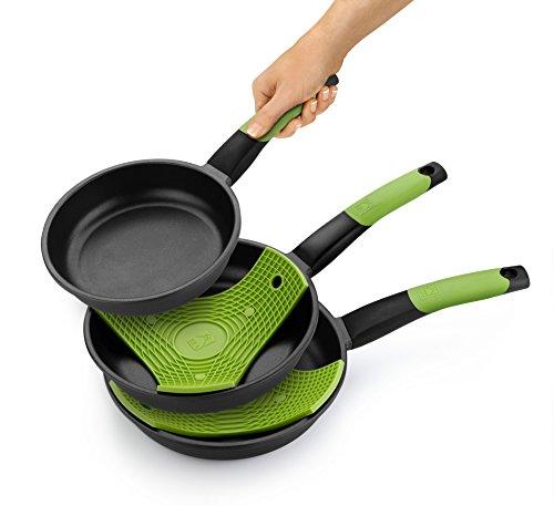 42% DESCUENTO BRA Prior Set de 3 Sartenes, 20 24 28 cm, Aluminio Fundido Antiadherente, con Dos Salvamanteles Safe Verdes, Aptas para Todo Tipo de Cocinas Incluida Inducción