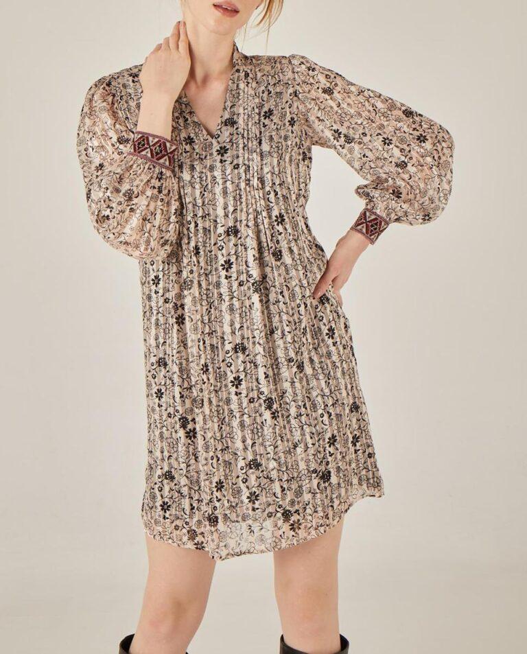 Vestido corto con plisado y canesú acolchado — 25,00€ € -81%