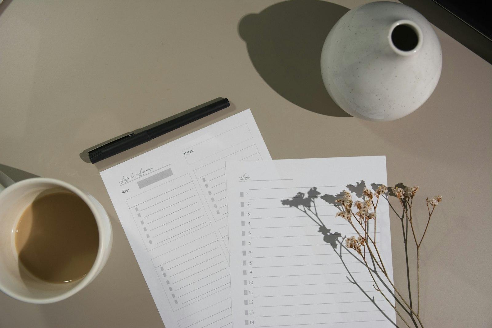 Calendario de pared y cuaderno para planificar compras