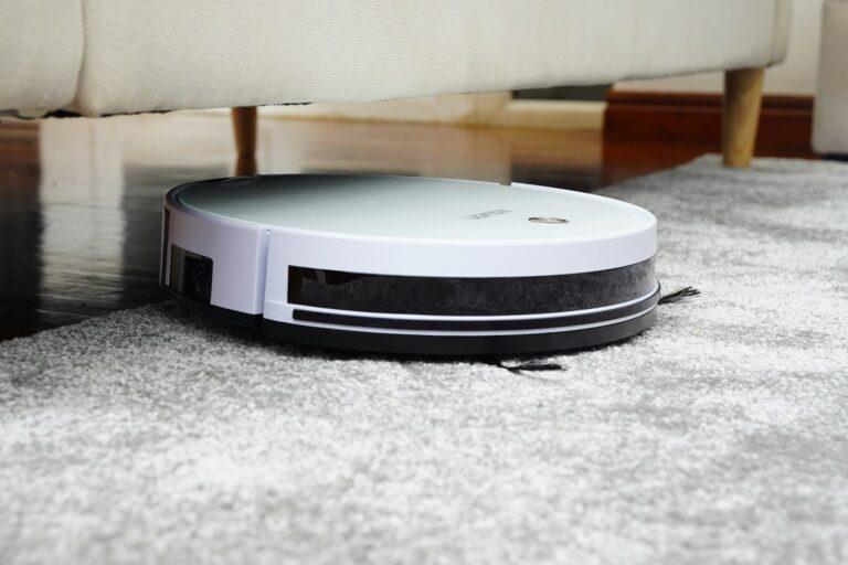 Robot aspirador limpiando suelo de madera