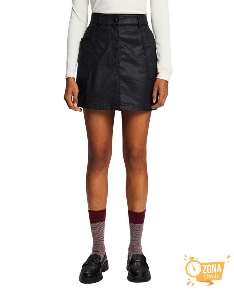 Falda corta encerada bolsillos cargo — 15,00€ € -81%
