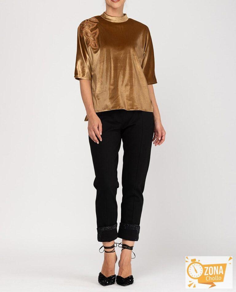 Blusa con cuello redondo subido y bordado — 27,00€ € -81%
