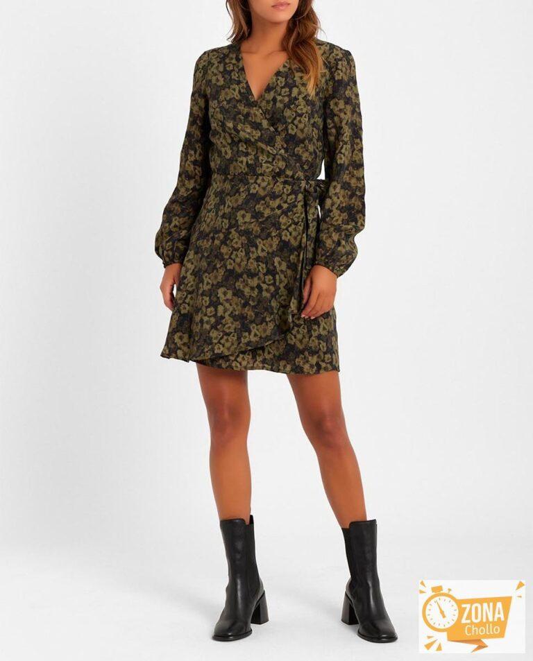 Vestido corto de manga larga y con estampado floreado — 25,00€ € -81%